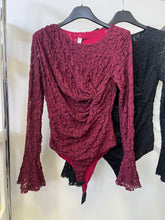 Kép betöltése a galériamegjelenítőbe: 354 MIRJAM csavart csipke tölcsér ujjú csipke body
