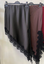 Kép betöltése a galériamegjelenítőbe: 4791 FLORA féloldalas csipke szatén szoknya
