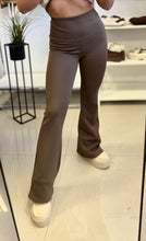 Kép betöltése a galériamegjelenítőbe: 8571 BUNDÁS trapéz szárú leggings
