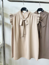 Kép betöltése a galériamegjelenítőbe: 88955 HANNA ujjatlan masnis blúz
