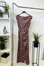 Kép betöltése a galériamegjelenítőbe: 41069 CHOCOLATE pöttyös hidegselyem ruha
