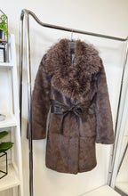 Kép betöltése a galériamegjelenítőbe: 8812 GITTA műszőrme bunda
