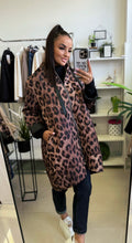 Kép betöltése a galériamegjelenítőbe: 05601 LEOPARD oversize steppelt kabàt
