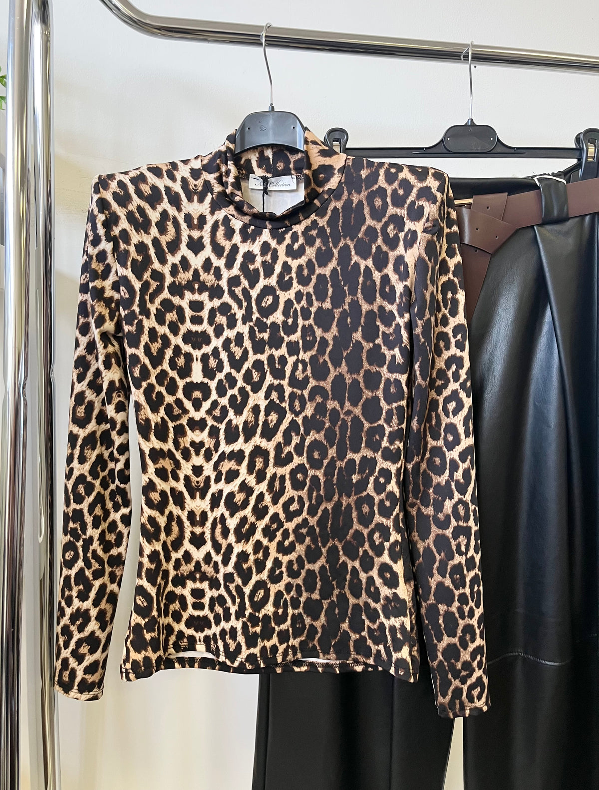 3990 LOLY leopárd felső válltöméssel