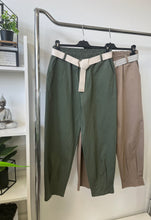 Kép betöltése a galériamegjelenítőbe: 52125 STACY öves nadrág
