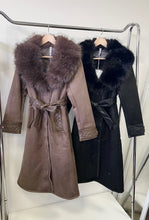 Kép betöltése a galériamegjelenítőbe: 8878 AMANDA műirha szőrme galléros kabát
