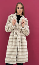 Kép betöltése a galériamegjelenítőbe: 9119 LIVIA csíkos nerc hatású műszőr bunda
