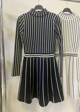 Kép betöltése a galériamegjelenítőbe: 03284 KELLY csíkos kötött ruha
