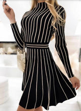 Kép betöltése a galériamegjelenítőbe: 03284 KELLY csíkos kötött ruha
