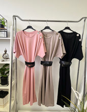 Kép betöltése a galériamegjelenítőbe: 12259 ZINA öves gombos vállú ruha
