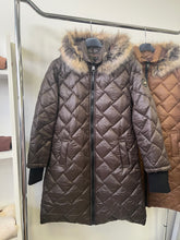 Kép betöltése a galériamegjelenítőbe: 88907 MONETT steppelt passzés ujjú kabát
