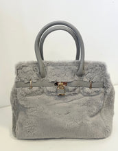 Kép betöltése a galériamegjelenítőbe: DW29 LOCK műszőrme táska
