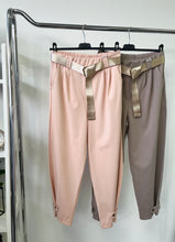 Kép betöltése a galériamegjelenítőbe: 7048/52693 HAILEY gombos szárú nadrág
