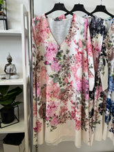 Kép betöltése a galériamegjelenítőbe: 10659 TILDA  ‘A’ vonalú virágos ruha
