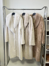 Kép betöltése a galériamegjelenítőbe: 230121 HELENA műszőrme bunda
