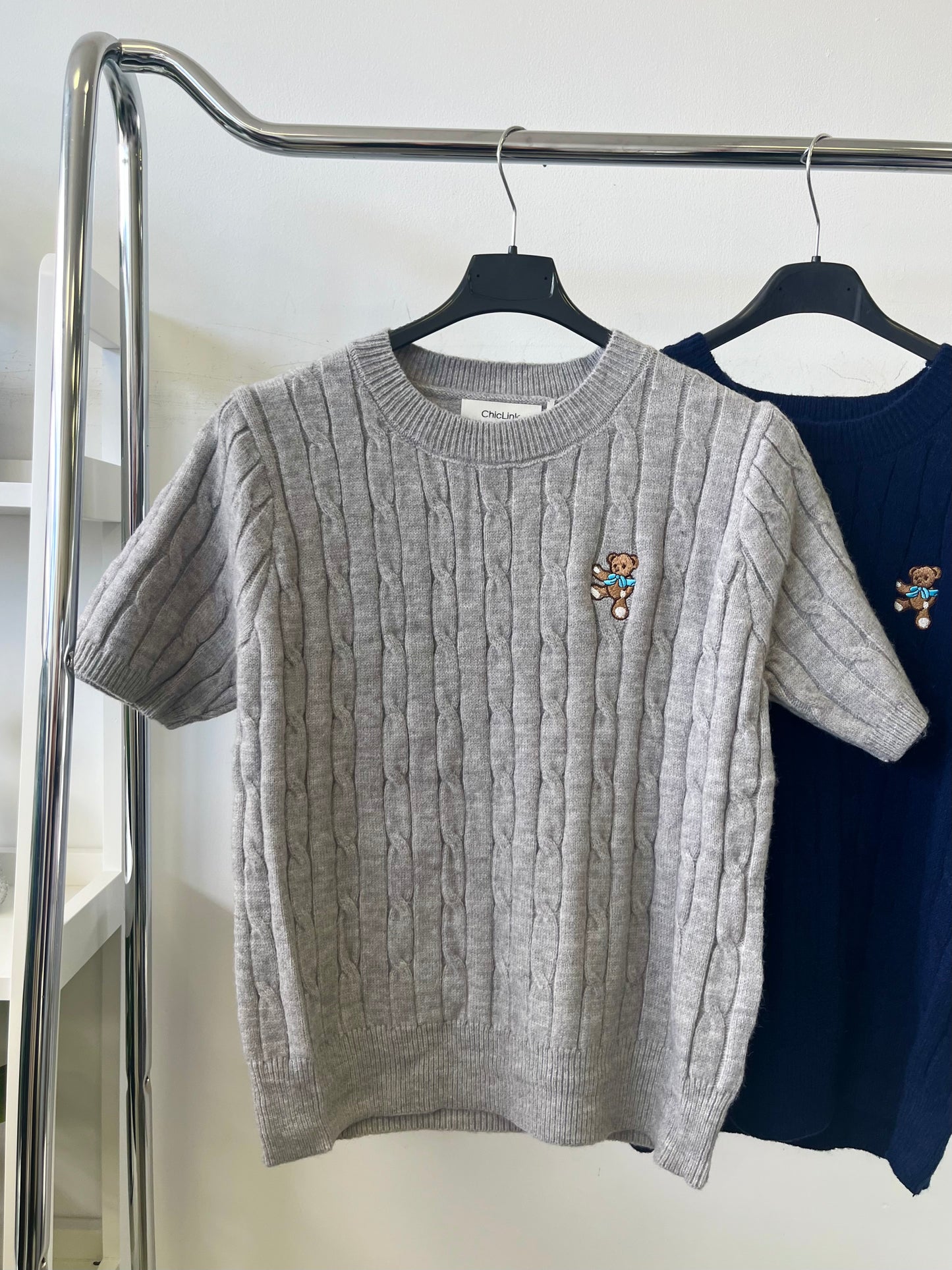 85739 ALPHA fonott mintás rövid ujjú maci 🧸 hímzéssel