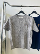 Kép betöltése a galériamegjelenítőbe: 85739 ALPHA fonott mintás rövid ujjú maci 🧸 hímzéssel

