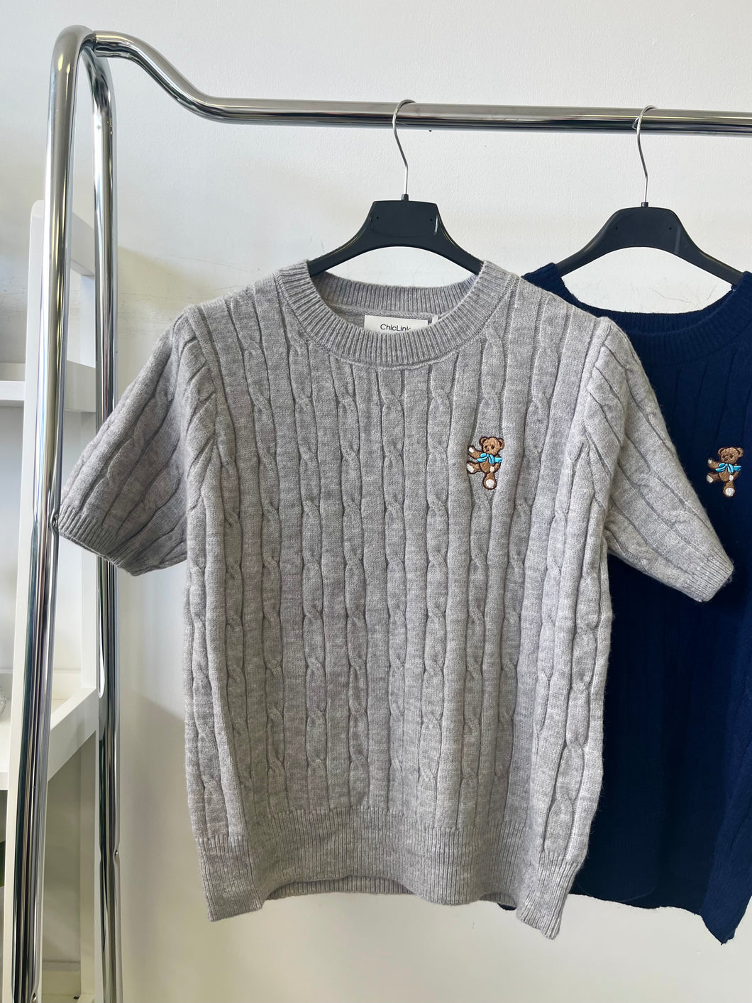 85739 ALPHA fonott mintás rövid ujjú maci 🧸 hímzéssel