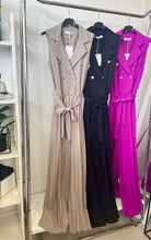 Kép betöltése a galériamegjelenítőbe: 90379 BLANCA gombos pliszírozott szárú overál
