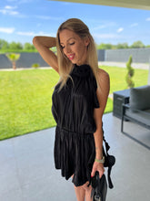 Kép betöltése a galériamegjelenítőbe: 3721 LORETTA fényes szatėn miniruha
