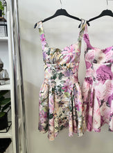 Kép betöltése a galériamegjelenítőbe: 231155 CARINA virágos miniruha
