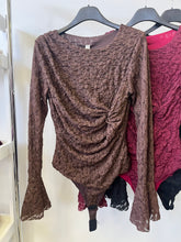 Kép betöltése a galériamegjelenítőbe: 354 MIRJAM csavart csipke tölcsér ujjú csipke body
