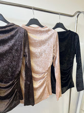 Kép betöltése a galériamegjelenítőbe: 37010 REA strasszköves húzott vállú felső
