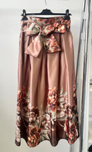 Kép betöltése a galériamegjelenítőbe: 8018 CHAMPAGNE nagy masnis szatén szoknya
