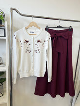 Kép betöltése a galériamegjelenítőbe: 0130 CSENGE hímzett kardigán
