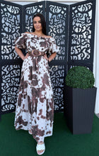 Kép betöltése a galériamegjelenítőbe: 4721 BELLA fodros vállú barna mintás ruha
