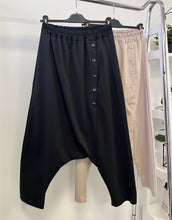 Kép betöltése a galériamegjelenítőbe: 8103 ITALY gombos extra ülepes pamut nadrág
