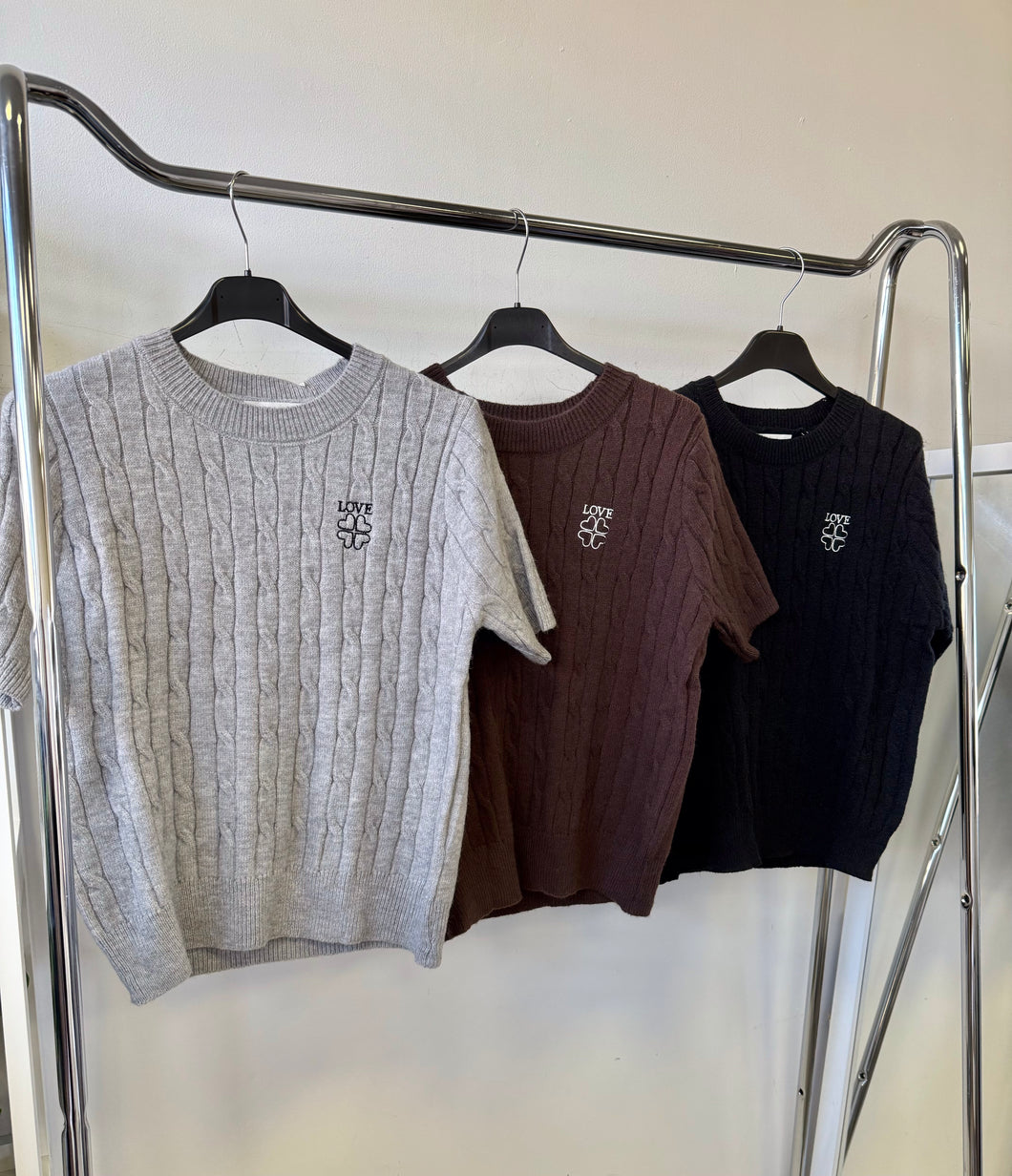 85743 LOVE hímzésű kötött rövid ujjú pulóver