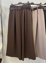 Kép betöltése a galériamegjelenítőbe: 52159 MAYA bőszárú nadrág övvel
