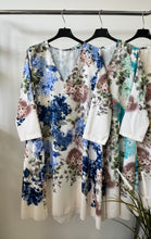 Kép betöltése a galériamegjelenítőbe: 10659 TILDA  ‘A’ vonalú virágos ruha
