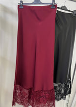 Kép betöltése a galériamegjelenítőbe: 4169 LENA csipke aljú maxi szoknya
