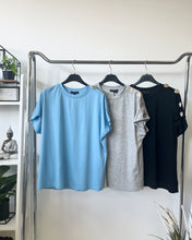 Kép betöltése a galériamegjelenítőbe: 12012 ANDA gombos vállú felső
