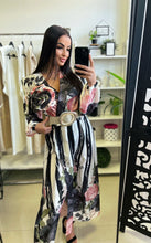 Kép betöltése a galériamegjelenítőbe: 4056 ROSE szatén ruha brossal
