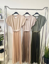 Kép betöltése a galériamegjelenítőbe: 3735 CLARA pliszírozott szoknyás ruha
