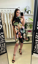 Kép betöltése a galériamegjelenítőbe: 18823 VIRGINIA virágos szatėn ruha
