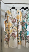 Kép betöltése a galériamegjelenítőbe: 10659 TILDA  ‘A’ vonalú virágos ruha
