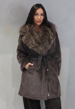 Kép betöltése a galériamegjelenítőbe: 8812 GITTA műszőrme bunda
