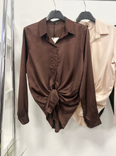 Kép betöltése a galériamegjelenítőbe: 7988 GIGI szatén blúz basic színek
