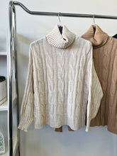 Kép betöltése a galériamegjelenítőbe: 1966 MARTINA fonott mintás kötött pulóver
