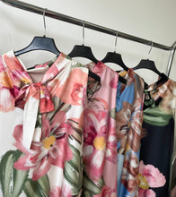 Kép betöltése a galériamegjelenítőbe: 18823 VIRGINIA virágos szatėn ruha
