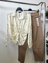 Kép betöltése a galériamegjelenítőbe: 12159 VIRÀG  szatén ing
