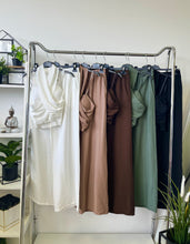 Kép betöltése a galériamegjelenítőbe: 27098 CARA nyakba kötős vászon szett
