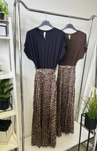 Kép betöltése a galériamegjelenítőbe: 37726 LINDA ocelot pliszírozott szoknyás ruha
