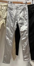 Kép betöltése a galériamegjelenítőbe: RE72 SHINE bőrhatású nadrág
