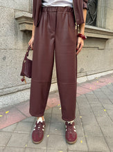 Kép betöltése a galériamegjelenítőbe: 5569 ROBIN ballon műbőr nadrág
