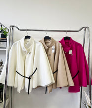 Kép betöltése a galériamegjelenítőbe: 2956 MARION öves poncsó
